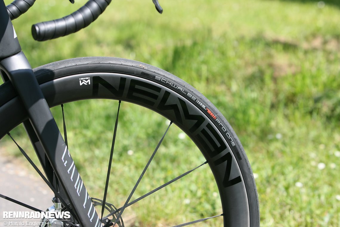 Der Schwalbe Pro One TLE Reifen in nominell 30er Breite baut auf der Newmen A.49 Felge gemessen 31,2 mm breit.