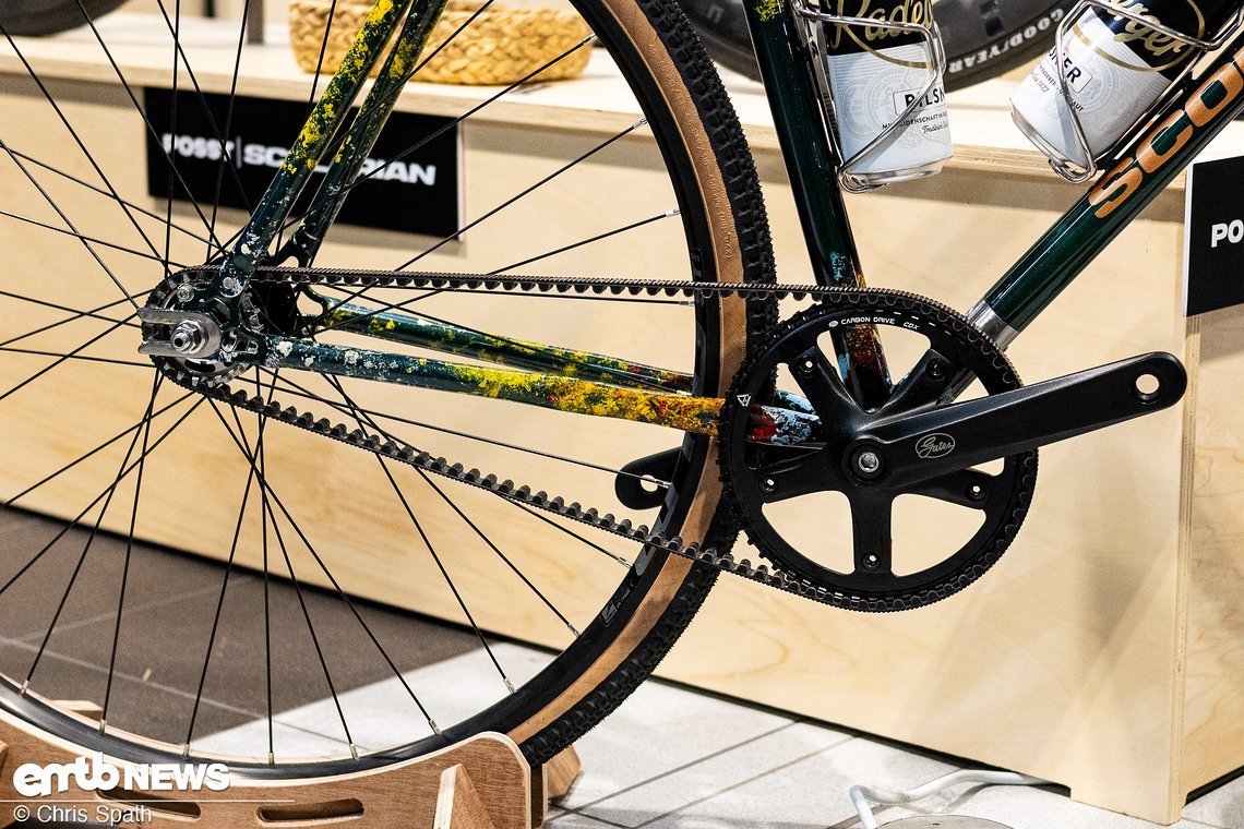 Das Fixed-Gear-Bike wird durch einen Riemen angetrieben.