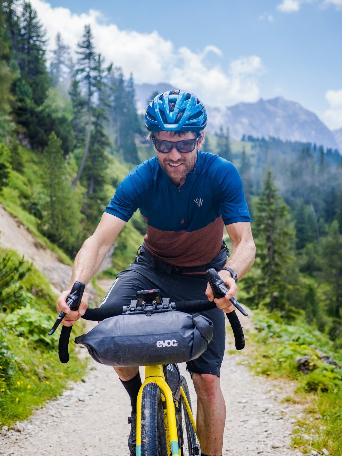 Max Schumann - Mountainbiker auf Schotterwegen