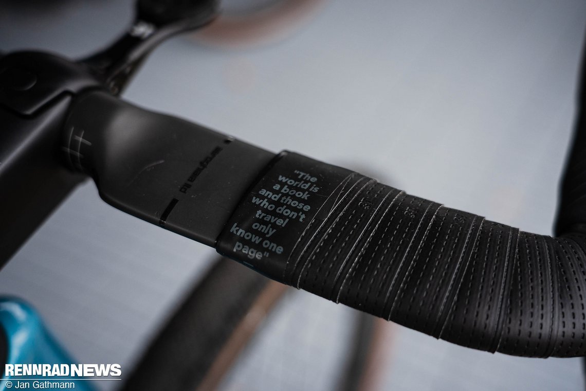 …mit motivierendem Lenkerband.