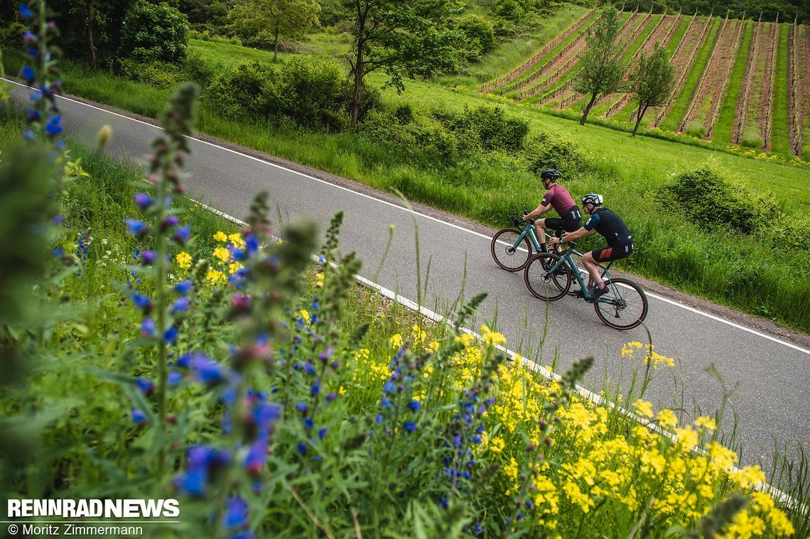 Mit einigen E-Gravel Bikes kann man eigentlich genauso gut auf der Straße fahren wie mit dem E-Rennrad