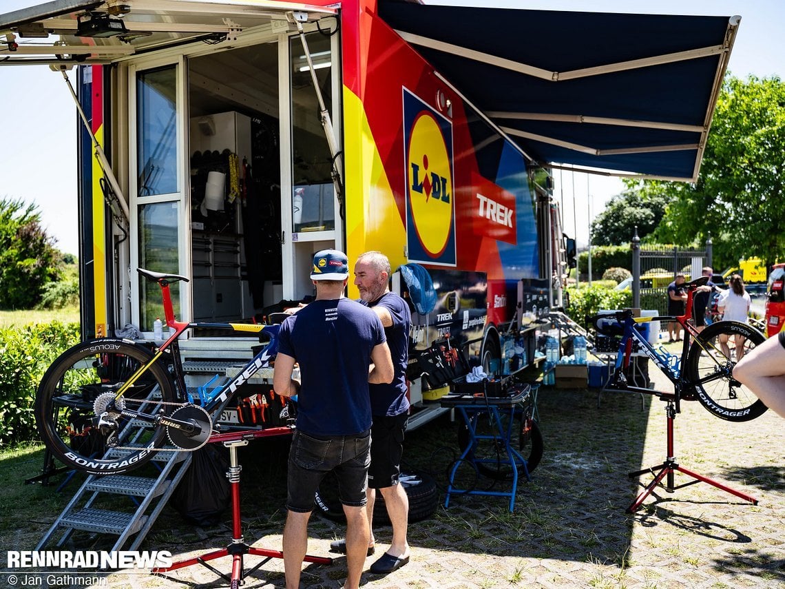 Alle 3 Tage nehmen die Team-Mechaniker das Nachwachsen vor.