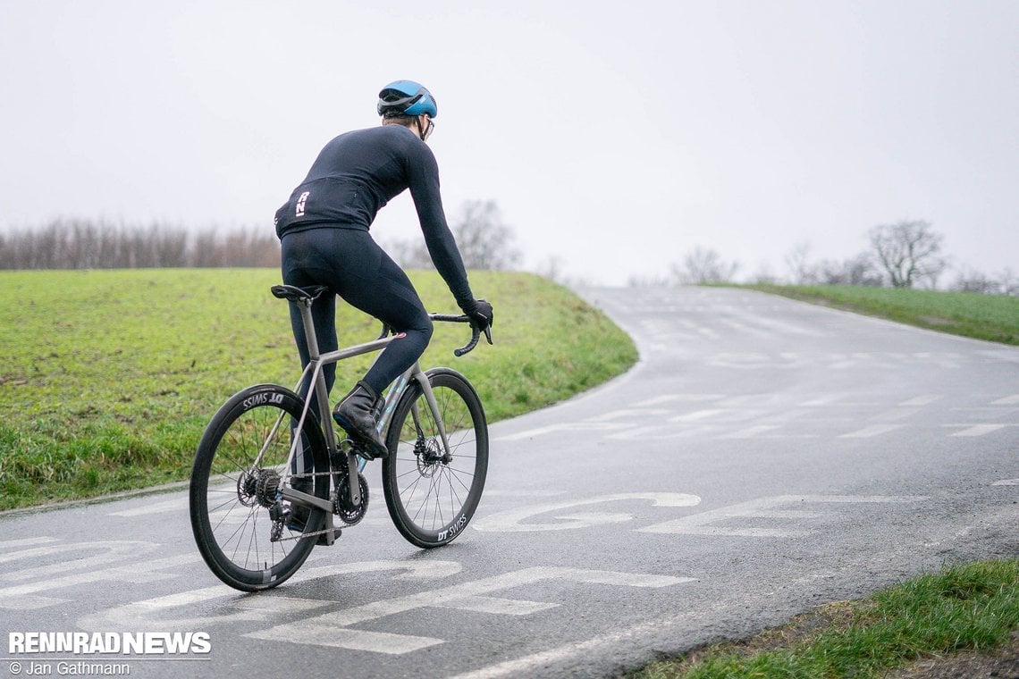 Am Anstieg (aus der Deutschland Tour) wirkt das Rennrad agil, aber nicht nervös.