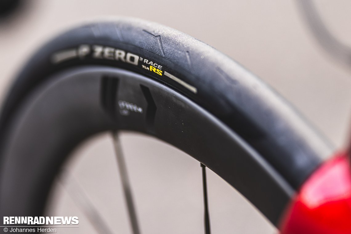 Der P Zero Race TLR RS ist Tubeless Ready und auch für Hookless Felgen geeignet