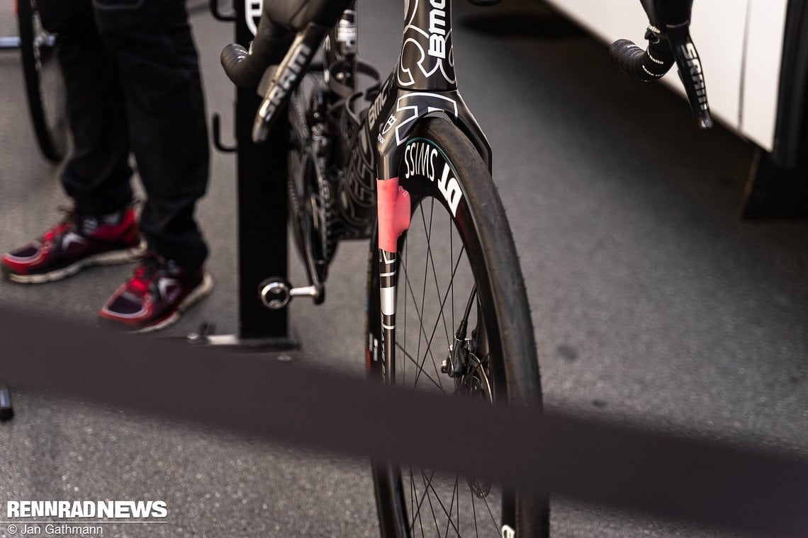 BMC setzt auf weit ausgestellte Gabelscheiden – ähnlich wie am Hope TT-Bike für die Bahn.