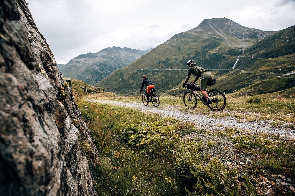 Erster Schotter unter den Rädern in der Nähe des Oberalppasses