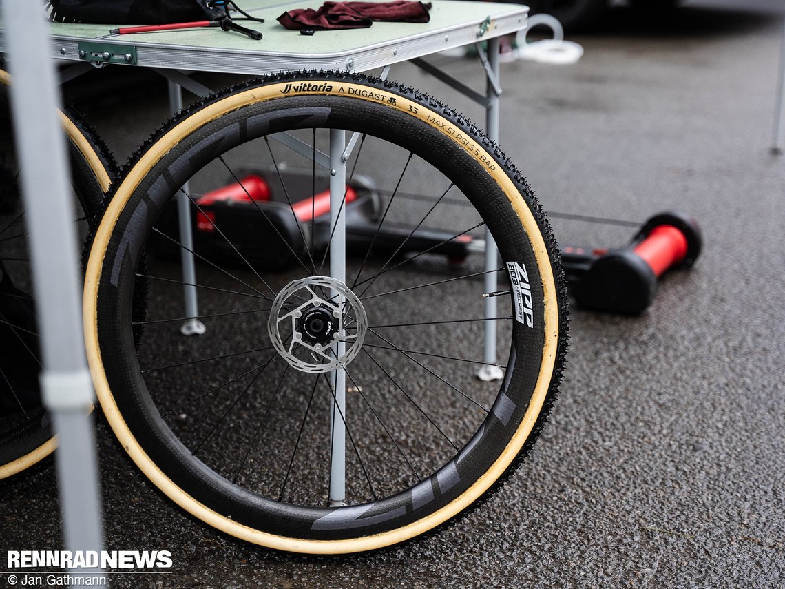 Zipp 303 Firecrest Laufräder mit Dugast Rhino wurden in Namur gefahren.