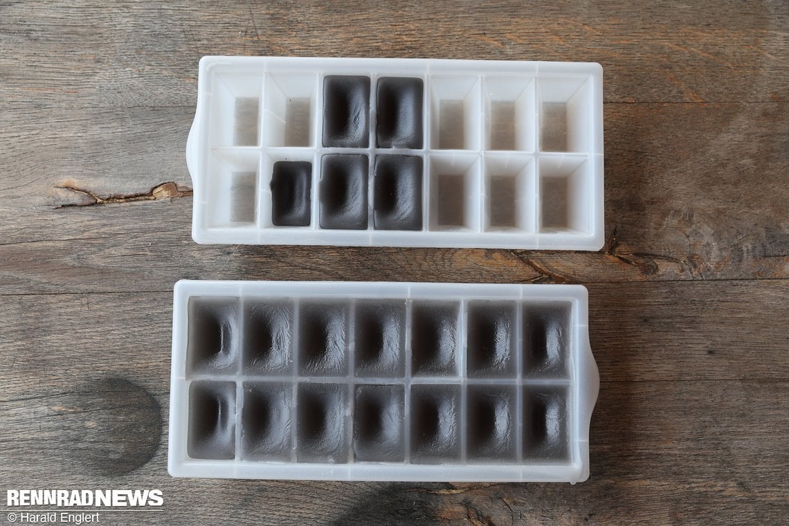 Wer mehrere Wachsqualitäten verwendet, kann diese flüssig in Eiswürfel-Formen gießen.