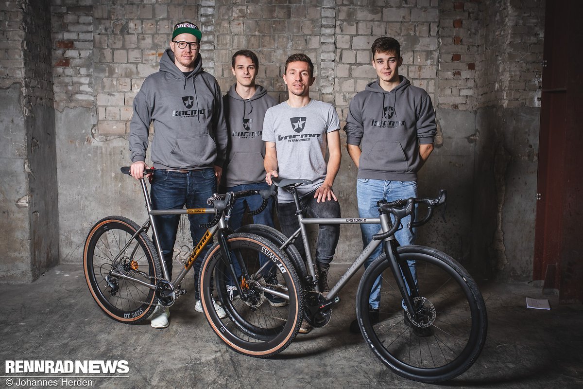 Das Kocmo-Team bei den Craft Bike Days 2019 mit dem Titan Gravelbike Daytona-X in zwei verschiedenen Oberflächen-Behandlungen. André Pfeil (2. von rechts): "Aktuell suchen wir noch Verstärkung." Das Kocmo-Team bei den Craft Bike Days 2019 mit dem Titan Gravelbike Daytona-X in zwei verschiedenen Oberflächen-Behandlungen. André Pfeil (2. von rechts): "Aktuell suchen wir noch Verstärkung."
