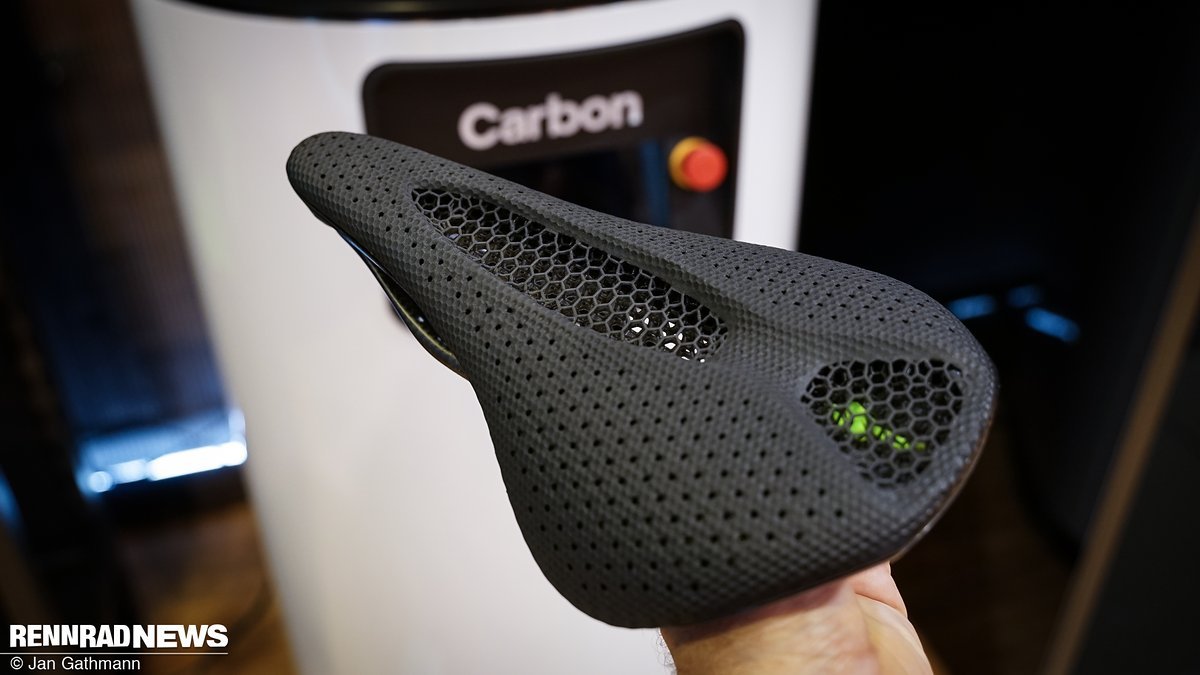 Der Sattel vor einem der Carbon 3D-Drucker – ausgestellt im Specialized Concept Store während der WM 2019 Der Sattel vor einem der Carbon 3D-Drucker – ausgestellt im Specialized Concept Store während der WM 2019