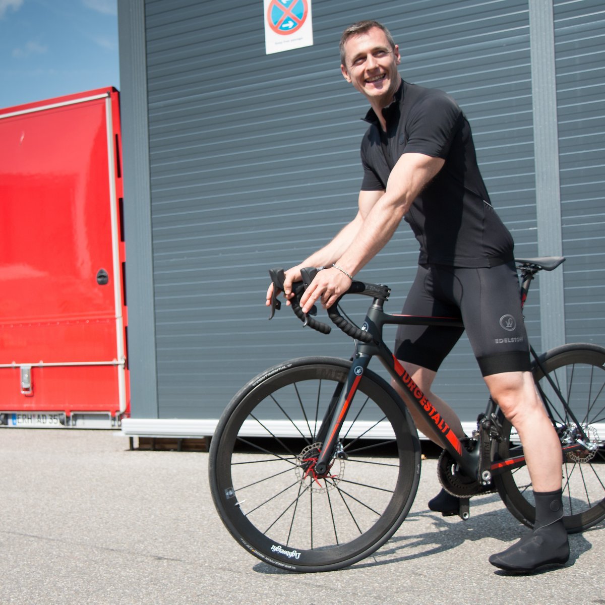 Das Trikot STURMBEGLEITER aus Merinowolle und aufgerautem Funktionsstoff ist mit wasserabweisendem DWR® Finishing versehen. UVP 199€ Das Trikot STURMBEGLEITER aus Merinowolle und aufgerautem Funktionsstoff ist mit wasserabweisendem DWR® Finishing versehen. UVP 199€