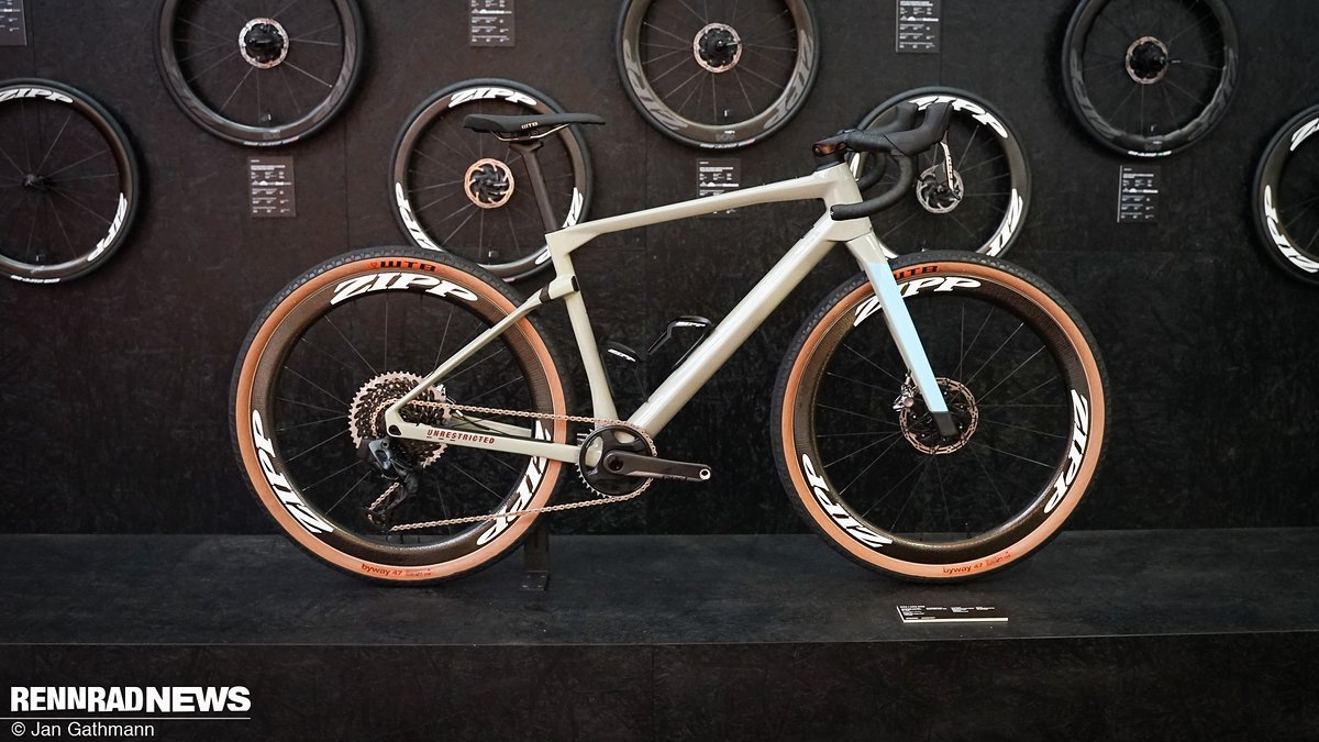 Bei Zipp war das neue BMC Urs zu sehen – es ist ein Stellvertreter der neuen Gravelbikes mit Dämpfung Bei Zipp war das neue BMC Urs zu sehen – es ist ein Stellvertreter der neuen Gravelbikes mit Dämpfung