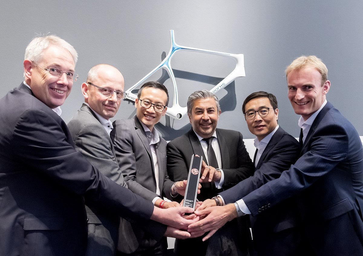Das Projekt Steelworks ist im Konzern verankert, wie das Team-Fotovon der Preisverleihung zeigt: (v.l.n.r.) Dr. Hans-Peter Schmitz, Ralf Stegmeyer (beide aus dem Bereich Forschung und Entwicklung), Jia-Uei Chan (Projektleiter Steelworks), Premal Desa Das Projekt Steelworks ist im Konzern verankert, wie das Team-Fotovon der Preisverleihung zeigt: (v.l.n.r.) Dr. Hans-Peter Schmitz, Ralf Stegmeyer (beide aus dem Bereich Forschung und Entwicklung), Jia-Uei Chan (Projektleiter Steelworks), Premal Desa