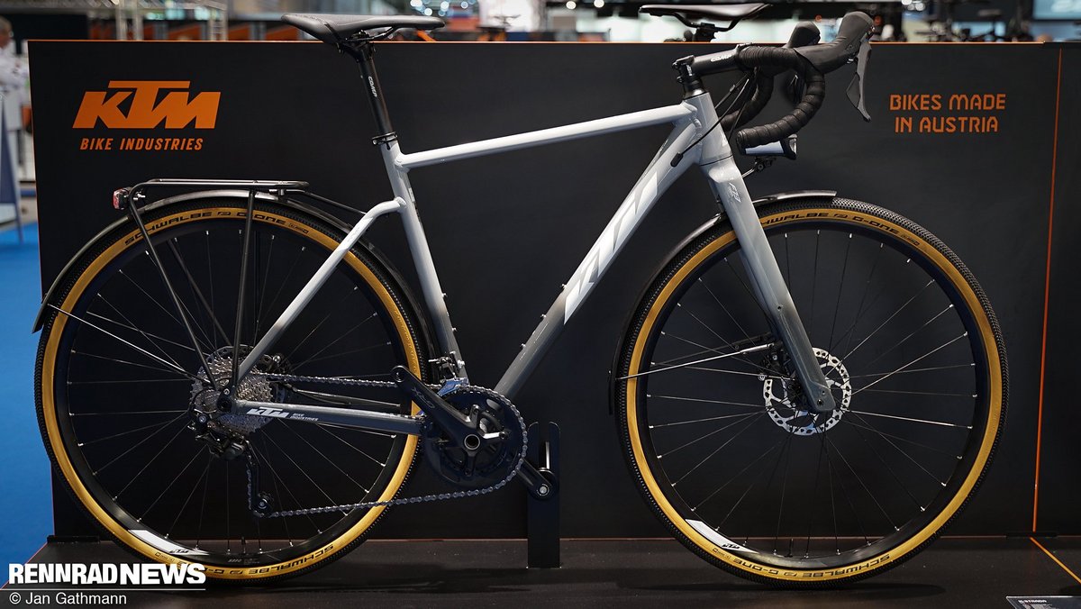 Das KTM X-Strada LFC kommt vollausgestattet mit Lichtanlage, Gepäcktträger und Schutzblechen und ist dafür mit 12 kg (Herstellerangabe) recht leicht Das KTM X-Strada LFC kommt vollausgestattet mit Lichtanlage, Gepäcktträger und Schutzblechen und ist dafür mit 12 kg (Herstellerangabe) recht leicht