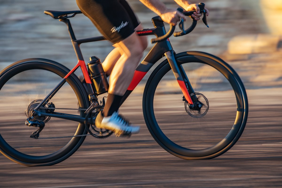 Das neue Supersix Evo Neo unterstützt elektrisch bis 25 km/h – darüber soll der aerodynamisch optimierte Rahmen helfen, das Tempo zu halten Das neue Supersix Evo Neo unterstützt elektrisch bis 25 km/h – darüber soll der aerodynamisch optimierte Rahmen helfen, das Tempo zu halten