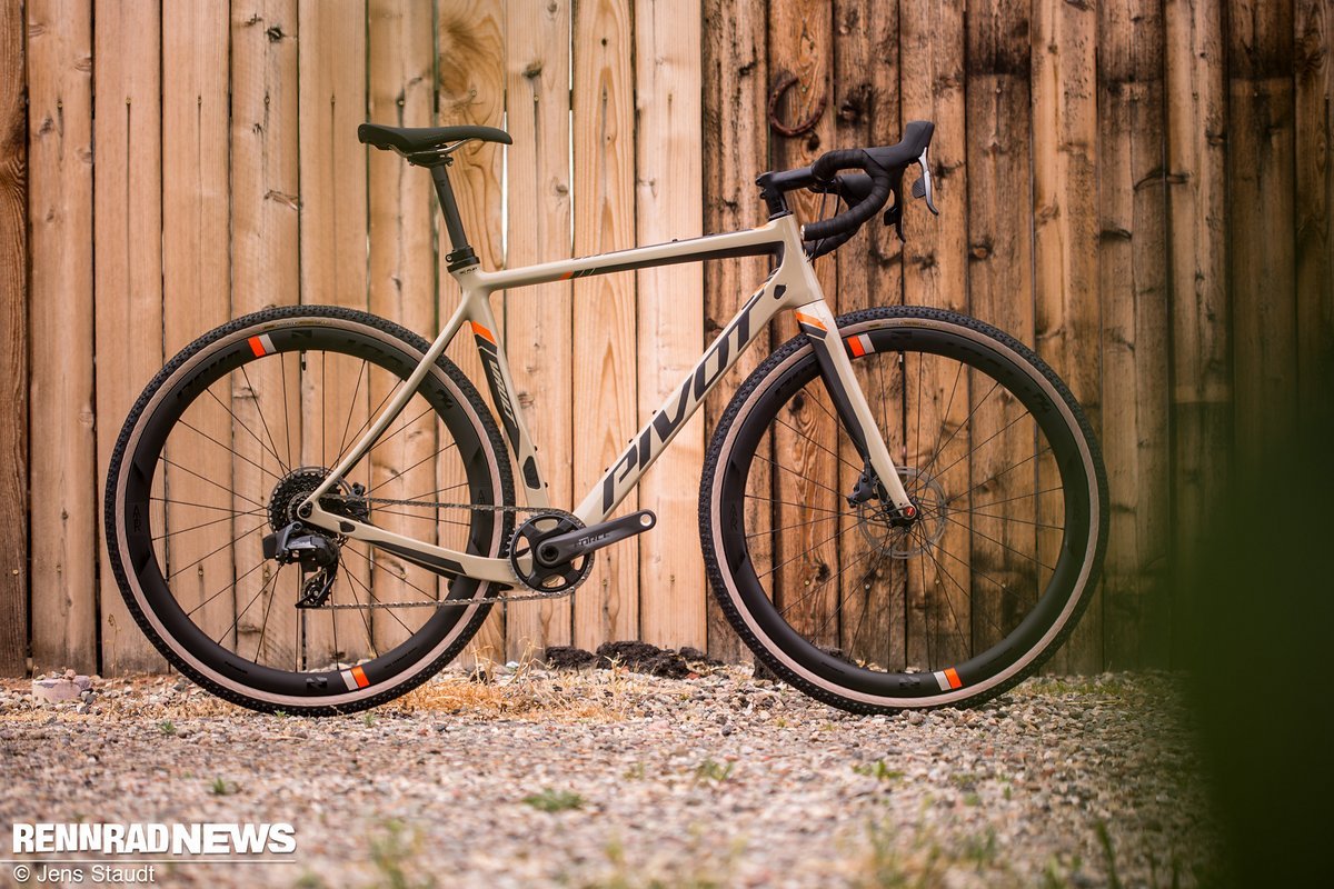 Das Top-Modell des Pivot Vault kommt mit SRAM Force eTap AXS 1x12 Schaltung. 2-fach Antriebe passen aber auch Das Top-Modell des Pivot Vault kommt mit SRAM Force eTap AXS 1x12 Schaltung. 2-fach Antriebe passen aber auch