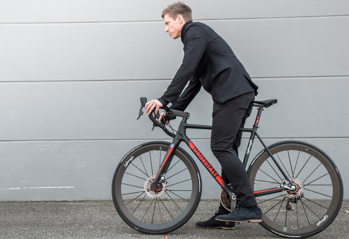 Als Inspiration für das Design diente Haute Couture mit schlichten, edlen Zügen. Daher kommt die Basis der Lightweight EDELSTOFF Kollektion in elegantem Schwarz in Schwarz. Als Inspiration für das Design diente Haute Couture mit schlichten, edlen Zügen. Daher kommt die Basis der Lightweight EDELSTOFF Kollektion in elegantem Schwarz in Schwarz.