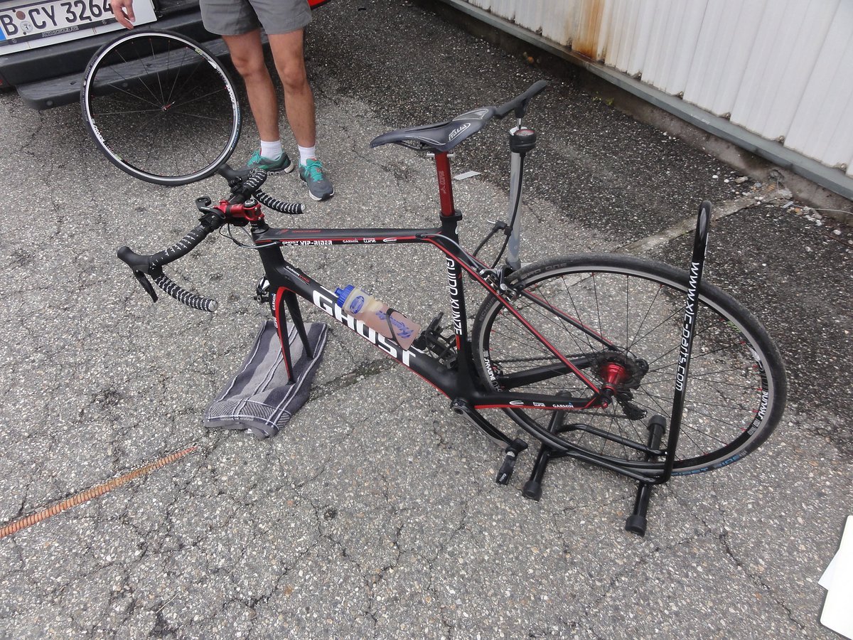 Platten auf schlechter Straße am Col des Saisies. Das bislang einzige, kleine technische Problem. Platten auf schlechter Straße am Col des Saisies. Das bislang einzige, kleine technische Problem.