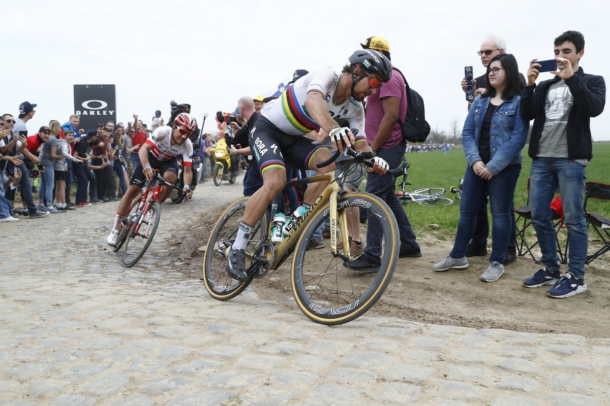 Dillier bleibt trotz langer Solofahrt zuvor immer hart am Hinterrad des Weltmeisters Dillier bleibt trotz langer Solofahrt zuvor immer hart am Hinterrad des Weltmeisters