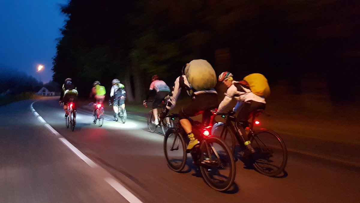 "In meiner Naivität hatte ich angenommen, am Morgen schon fast angekommen zu sein. Immerhin waren wir eine komplette Nacht durchgefahren." "In meiner Naivität hatte ich angenommen, am Morgen schon fast angekommen zu sein. Immerhin waren wir eine komplette Nacht durchgefahren."