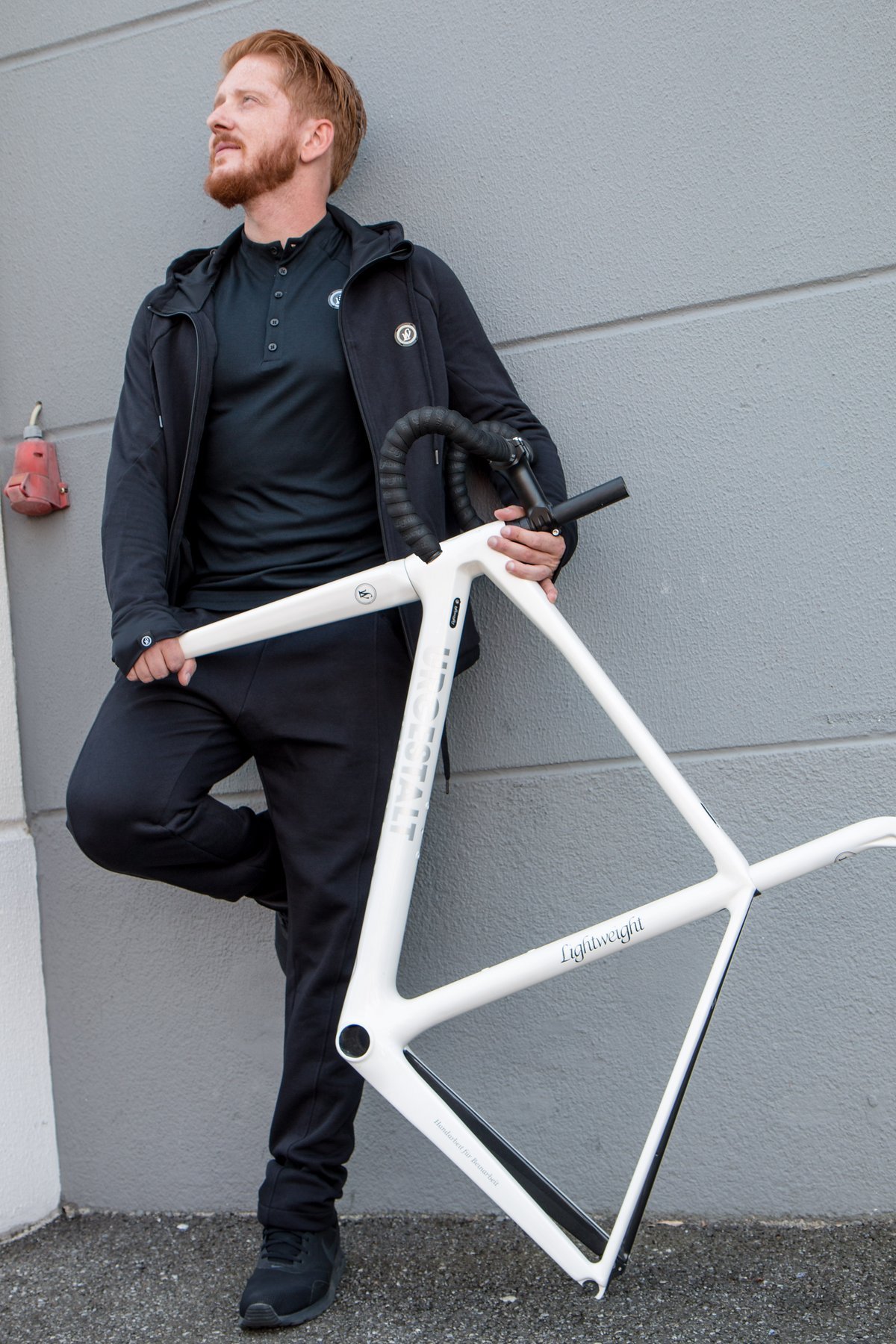 Die neue Lightweight EDELSTOFF Jogging-Kombination (WOLLFREQUENZ und WOLLLAUF) besteht zu aus portugiesischer 100 Prozent aus Bio-Baumwolle. WOLLFREQUENZ: UVP 199 €, WOLLLAUF: UVP 149 € Die neue Lightweight EDELSTOFF Jogging-Kombination (WOLLFREQUENZ und WOLLLAUF) besteht zu aus portugiesischer 100 Prozent aus Bio-Baumwolle. WOLLFREQUENZ: UVP 199 €, WOLLLAUF: UVP 149 €