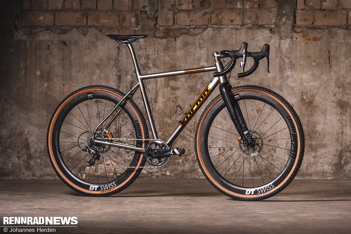 Kocmo Daytona-X: vielseitiges Titan-Gravelbike mit Reifenfreiheit bis 47 mm in 700c oder 2,1 Zoll in 650b Kocmo Daytona-X: vielseitiges Titan-Gravelbike mit Reifenfreiheit bis 47 mm in 700c oder 2,1 Zoll in 650b