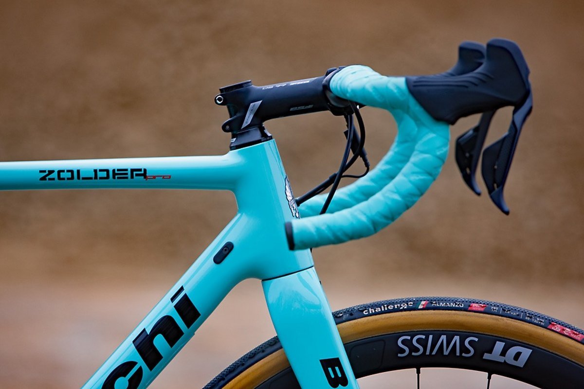 Der Name ist Programm: Das Zolder Pro ist ein Wettkampf Cyclocross Bike, aber macht für agedosprey auch im Graveleinsatz eine gute Figur Der Name ist Programm: Das Zolder Pro ist ein Wettkampf Cyclocross Bike, aber macht für agedosprey auch im Graveleinsatz eine gute Figur