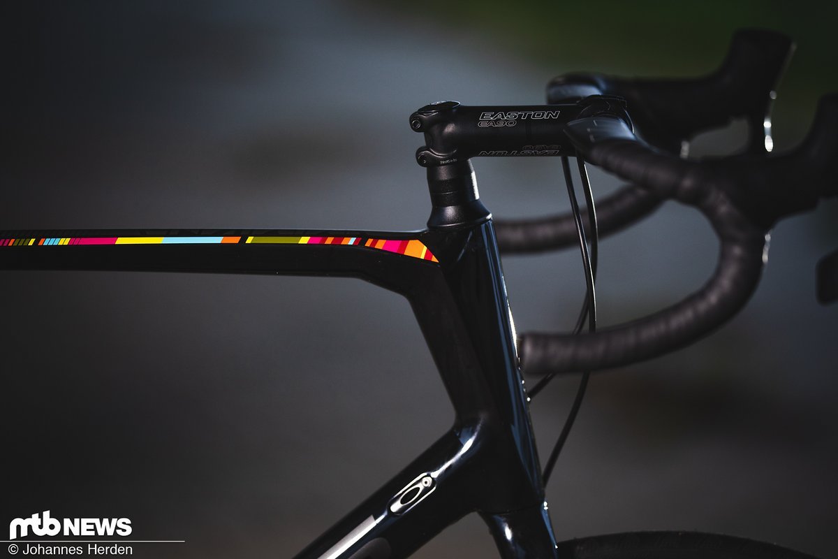 Focus hat es hingekriegt, ein XXL-Steuerrohr formschön zu gestalten – die Stealth-Optik, welche durch die Farbstreifen durchbrochen wird, weiß zu gefallen Focus hat es hingekriegt, ein XXL-Steuerrohr formschön zu gestalten – die Stealth-Optik, welche durch die Farbstreifen durchbrochen wird, weiß zu gefallen