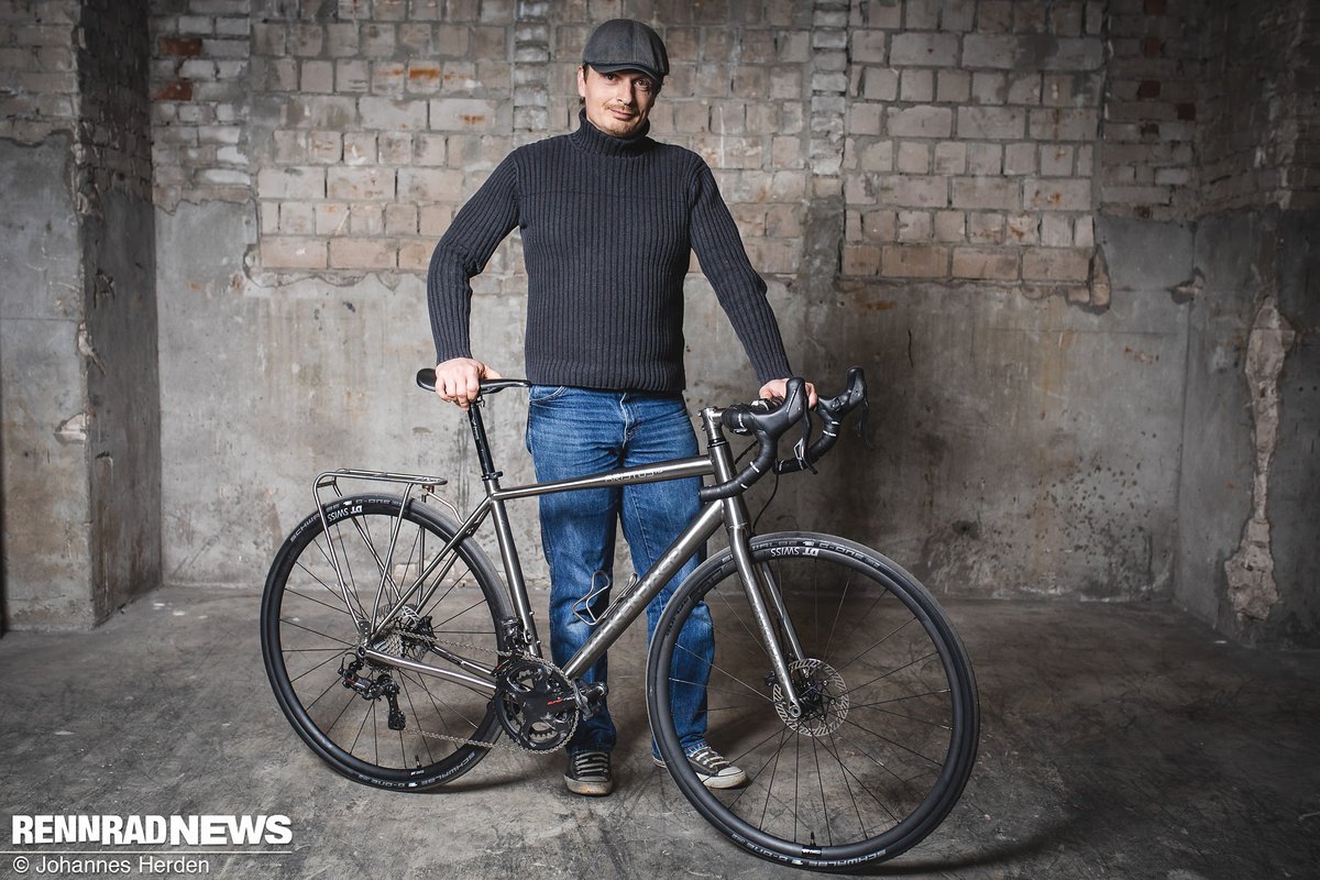Falkenjagd-Werkstattleiter Sascha ist der Kopf hinter dem neuen Aristos RS Disc All-Road-Renner – mit eigenem Titangepäckträger der Münchner Falkenjagd-Werkstattleiter Sascha ist der Kopf hinter dem neuen Aristos RS Disc All-Road-Renner – mit eigenem Titangepäckträger der Münchner