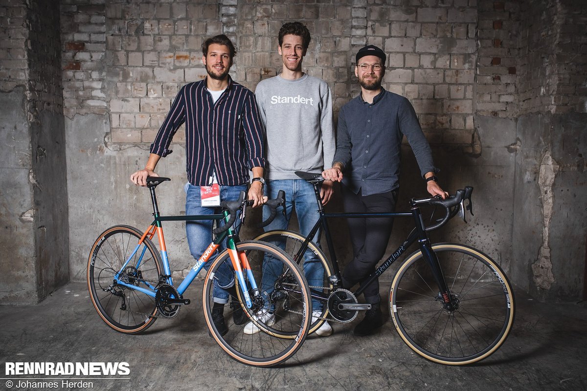 Das Team von Standert bei den Craft Bike Days mit den Showbikes Pfadfinder und Triebwerk Disc: Bene, Max und Maxe (von links) Das Team von Standert bei den Craft Bike Days mit den Showbikes Pfadfinder und Triebwerk Disc: Bene, Max und Maxe (von links)