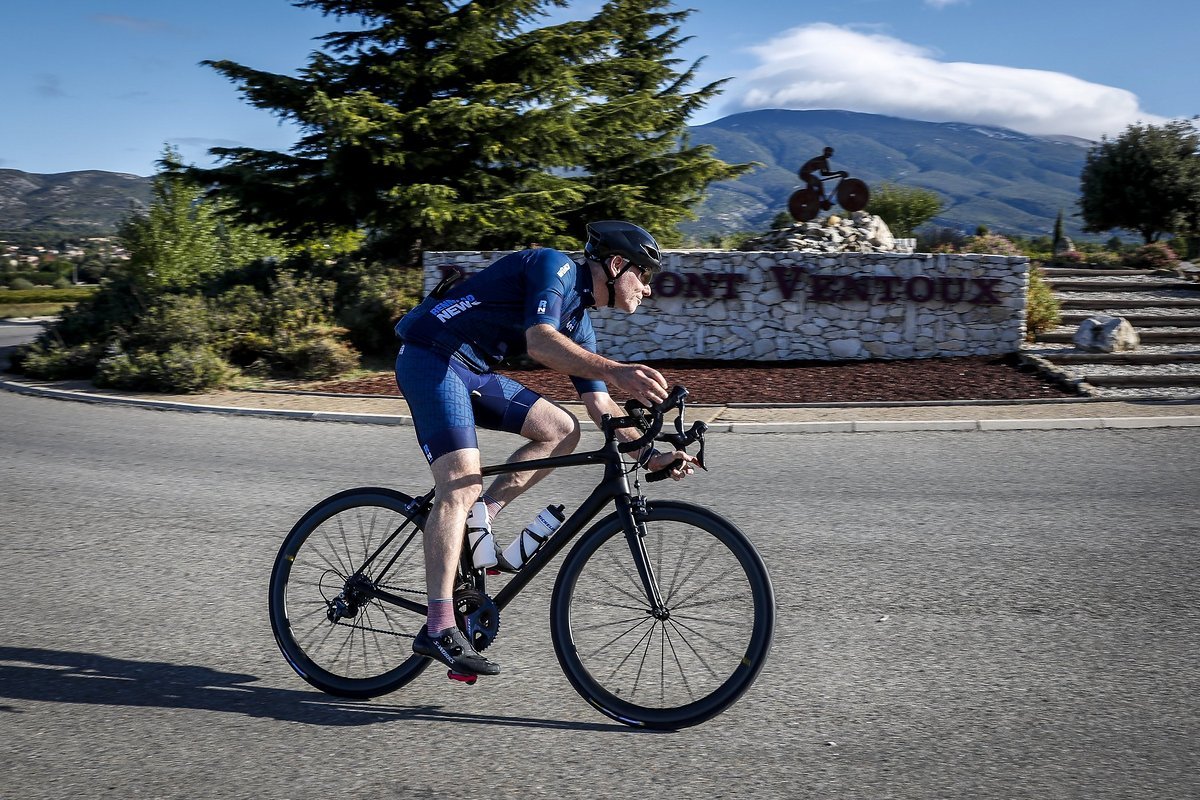 Schon vor dem Anstieg zum Mont Ventoux beweist der neue Michelin Power Road eine satte Straßenlage mit guter Rückmeldung in Kurven. Schon vor dem Anstieg zum Mont Ventoux beweist der neue Michelin Power Road eine satte Straßenlage mit guter Rückmeldung in Kurven.