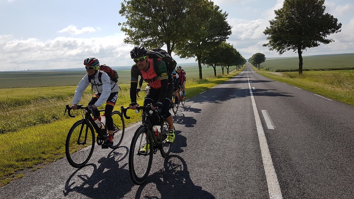"Dann setze ich mich an die Spitze und führe die Gruppe über eine ungelogen 80 km lange Gerade namens D933." "Dann setze ich mich an die Spitze und führe die Gruppe über eine ungelogen 80 km lange Gerade namens D933."