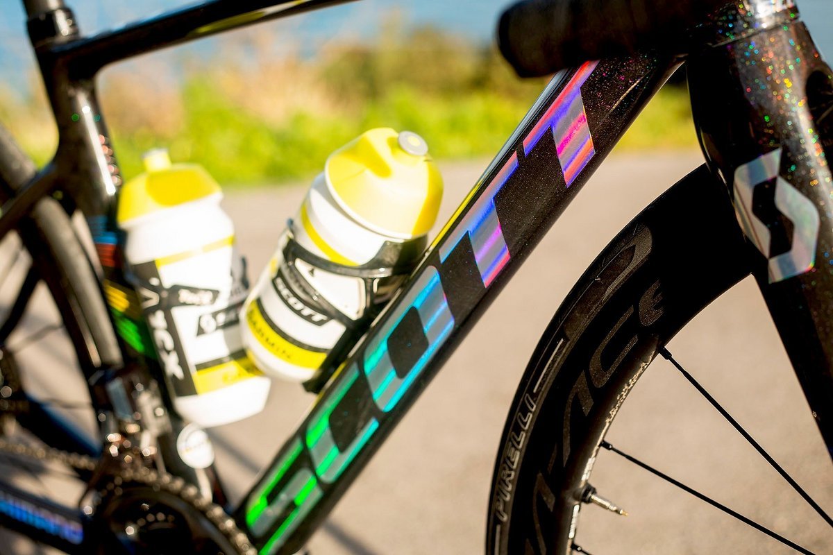 Der Scott-Schriftzug glitzert in allen Farben des Regenbogens am Scott Addict RC von Annemiek van Vleuten Der Scott-Schriftzug glitzert in allen Farben des Regenbogens am Scott Addict RC von Annemiek van Vleuten