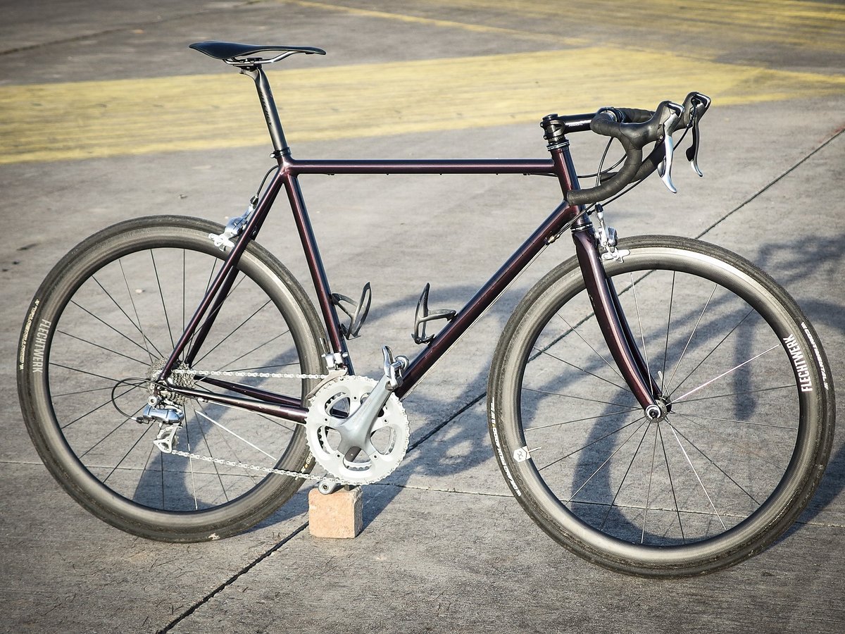 Das fertige Rennrad mit dem Rahmen aus dem Pyttel-Selbstbaukurs Das fertige Rennrad mit dem Rahmen aus dem Pyttel-Selbstbaukurs
