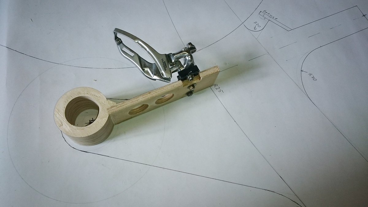 Das Tretlager mit dem Umwerfer Das Tretlager mit dem Umwerfer