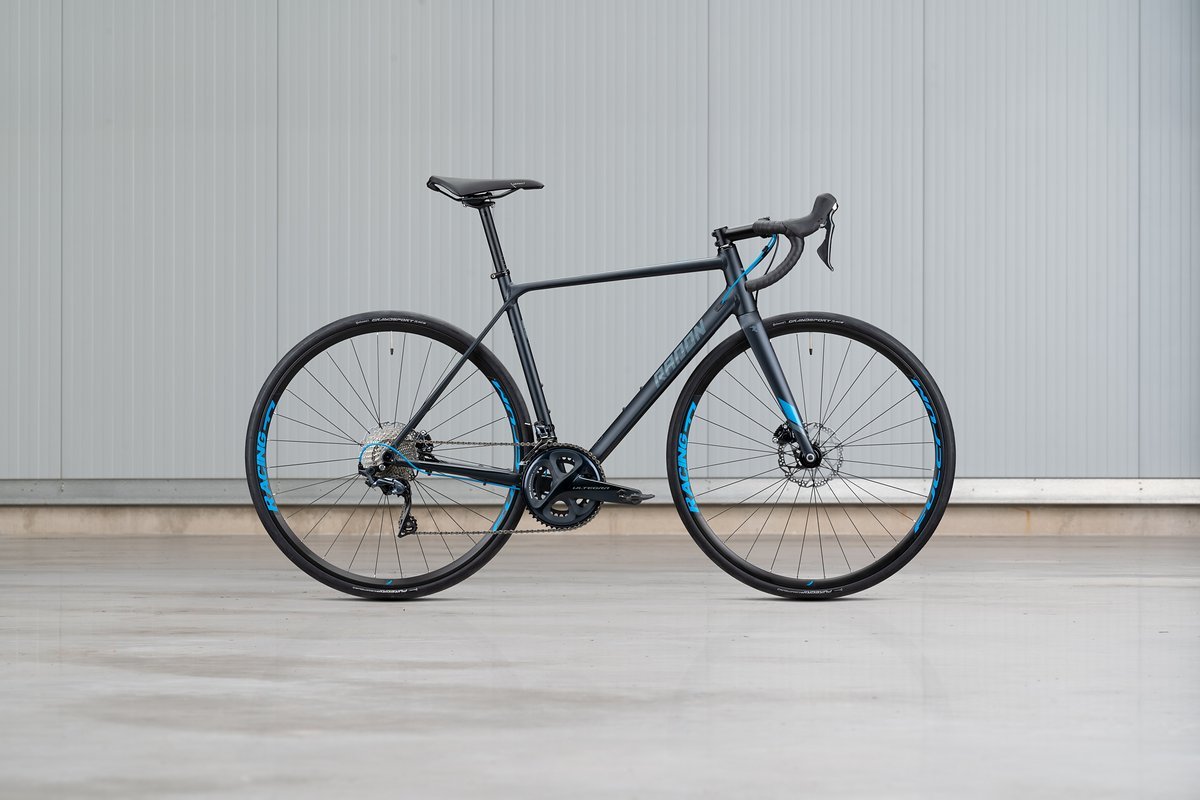 Das Radon R1 Ultegra 2x11 ist das Top-Modell der Alu-Rahmen basierten Baureihe und kostet 1.599 € (9,0 kg) Das Radon R1 Ultegra 2x11 ist das Top-Modell der Alu-Rahmen basierten Baureihe und kostet 1.599 € (9,0 kg)