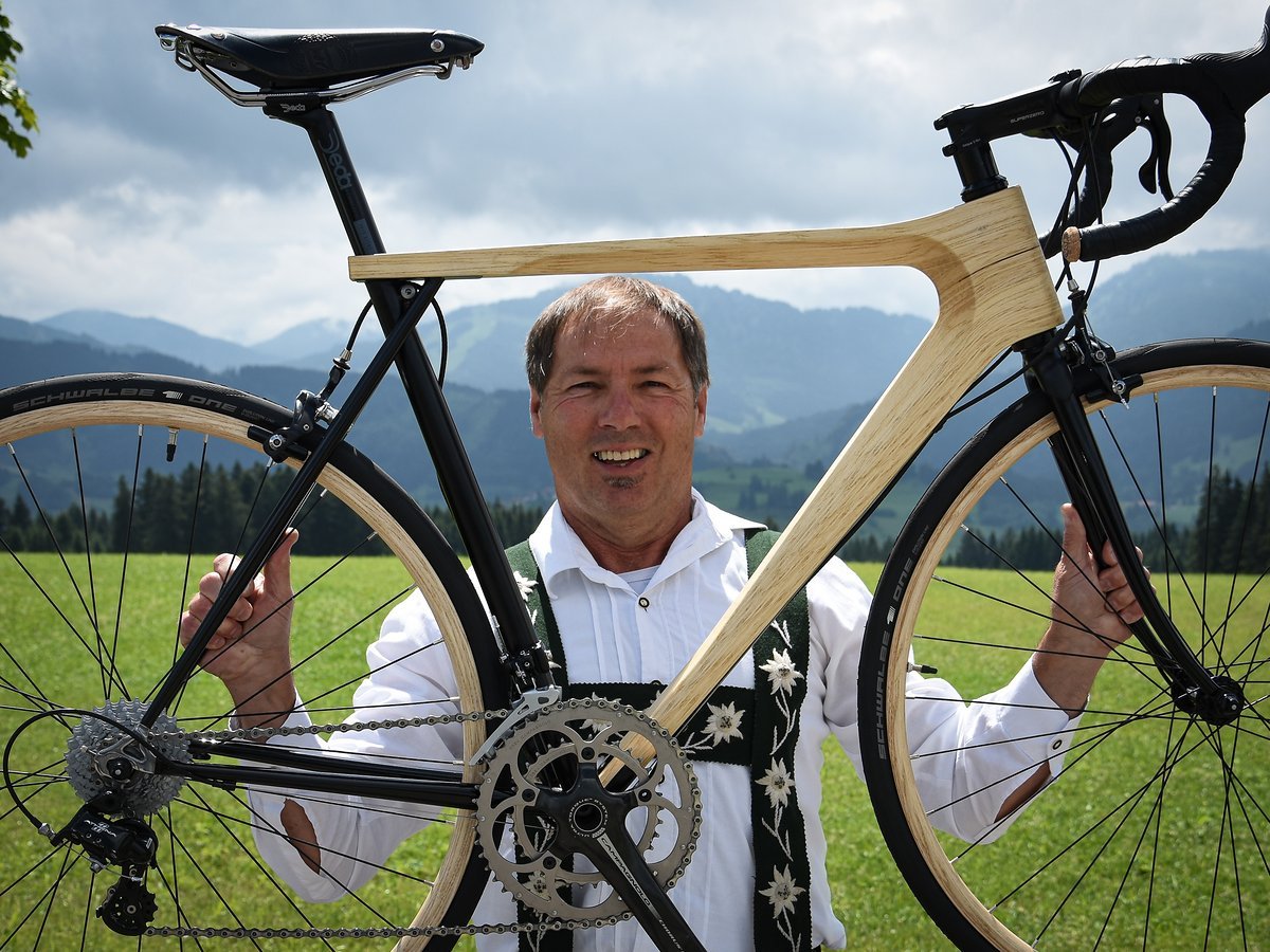 Klaus Gessenauer zeigt stolz sein Werk – demnächst will er sich das Heben einfacher machen und das Gewicht auf 8,45 kg senken Klaus Gessenauer zeigt stolz sein Werk – demnächst will er sich das Heben einfacher machen und das Gewicht auf 8,45 kg senken