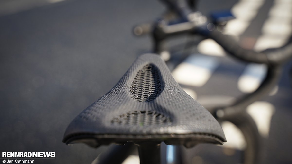 Der Specialized S-Works Power Sattel mit Mirror Technologie: für die Probefahrt montiert an einem Specialized S-Works Creo SL Der Specialized S-Works Power Sattel mit Mirror Technologie: für die Probefahrt montiert an einem Specialized S-Works Creo SL