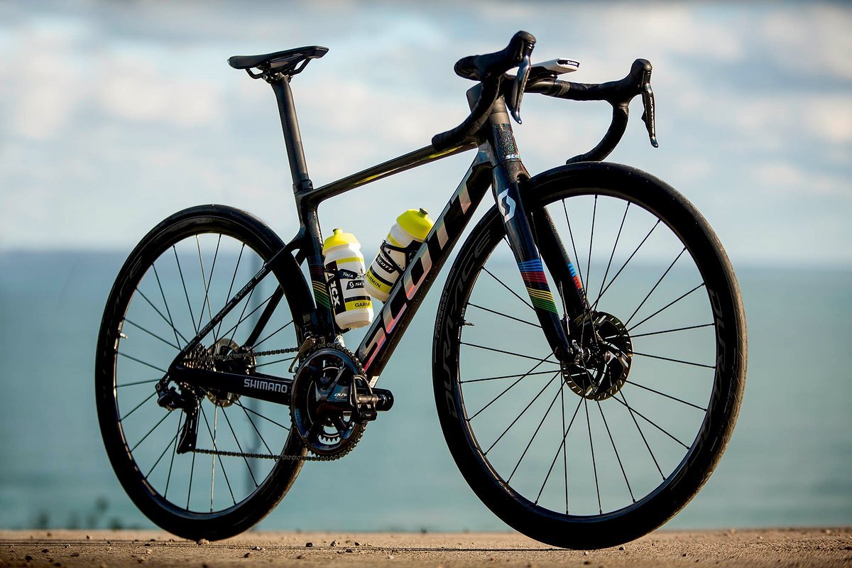 Das Addict RC für das Mitchelton-Scott Frauenteam ist mit Shimano Komponenten und Pirelli-Reifen bestückt Das Addict RC für das Mitchelton-Scott Frauenteam ist mit Shimano Komponenten und Pirelli-Reifen bestückt