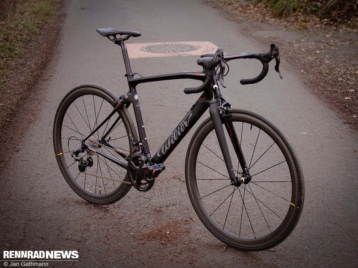 Das 2019er Wilier Cento10NDR mit mechanischer Campagnolo Super Record – inzwischen abgelöst durch eine Chorus 12-fach. Das 2019er Wilier Cento10NDR mit mechanischer Campagnolo Super Record – inzwischen abgelöst durch eine Chorus 12-fach.