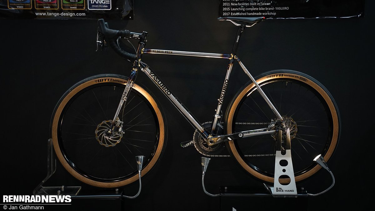 Das Yasujiro Nudity Plus: Gravelbike im Fillet-Brazed Verfahren mit Ösen für Schutzbleche und Disc-Bremsen Das Yasujiro Nudity Plus: Gravelbike im Fillet-Brazed Verfahren mit Ösen für Schutzbleche und Disc-Bremsen