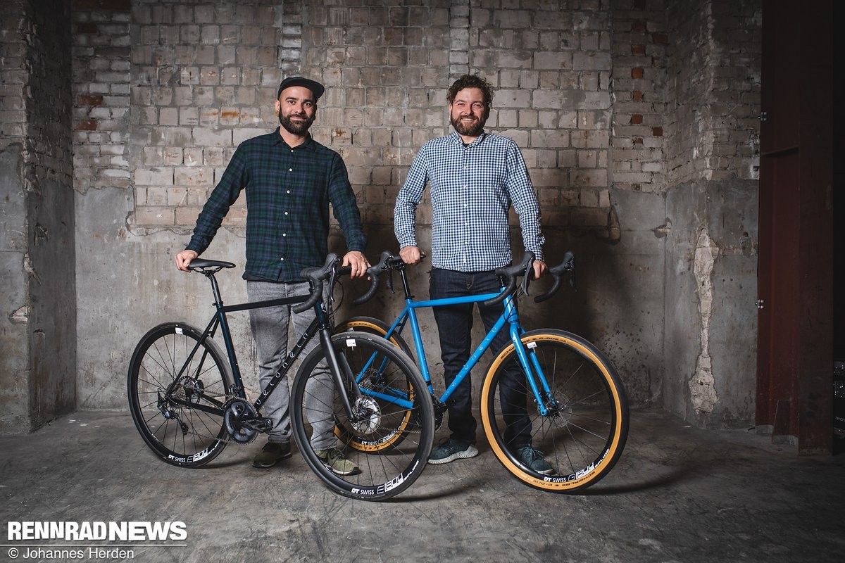 Zwei Charaktere in Stahl: Velohelden mit dem Rennrad Icon Disc und dem vielseitigen Gravelbike IconX Zwei Charaktere in Stahl: Velohelden mit dem Rennrad Icon Disc und dem vielseitigen Gravelbike IconX