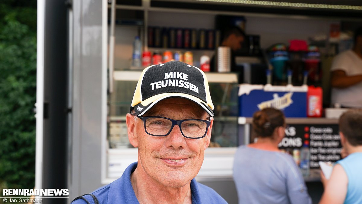 Die Mütze des Tages: Thijs van Asten ist schon seit 17 Jahren Supporter von Mike Teunissen. Der Anfahrer von Dylan Groenewegen gewann heute die erste Etappe der Tour 2019 Die Mütze des Tages: Thijs van Asten ist schon seit 17 Jahren Supporter von Mike Teunissen. Der Anfahrer von Dylan Groenewegen gewann heute die erste Etappe der Tour 2019