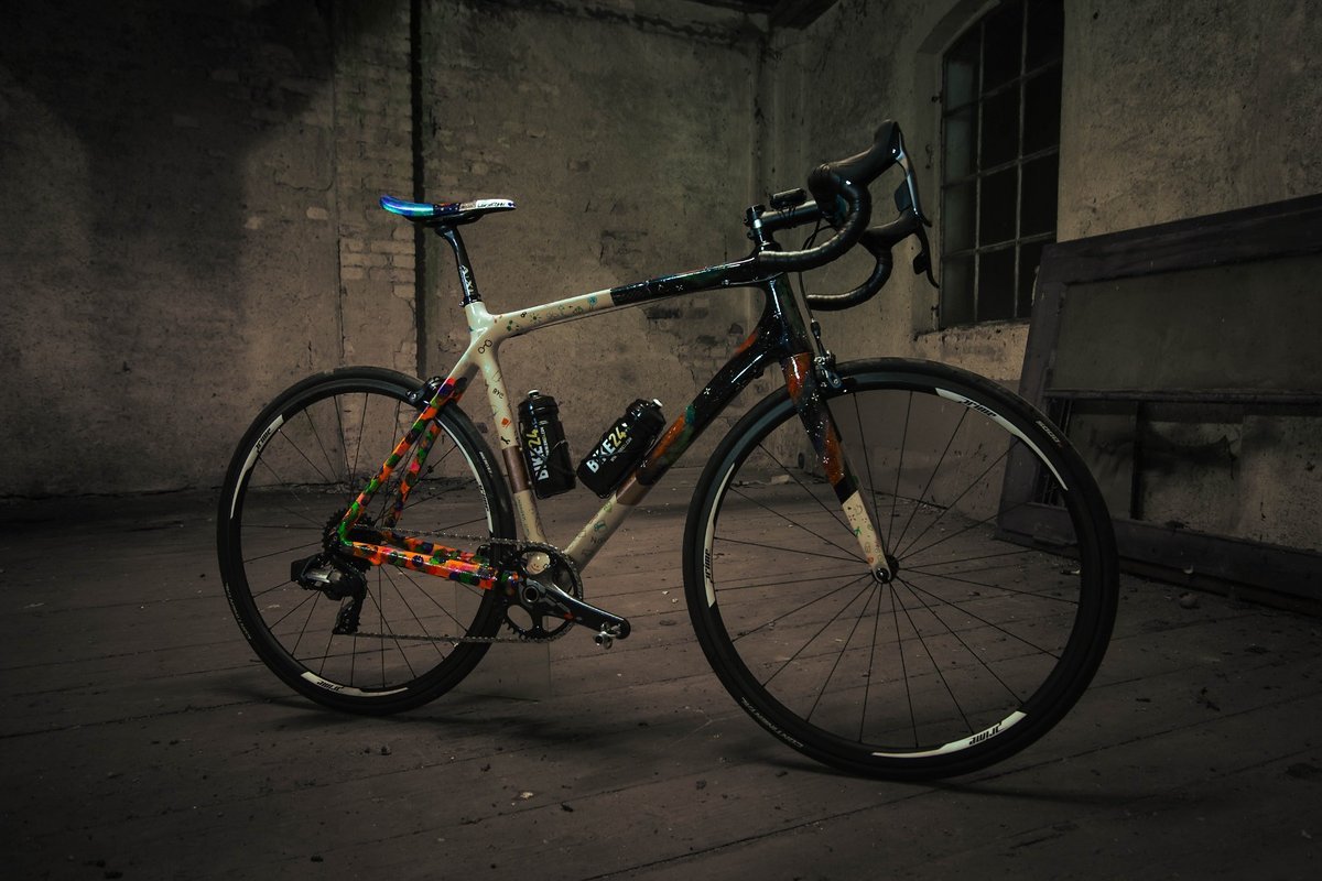 Die Trek Madone Art Edition war dann doch nicht so "gegen den Strom" wie Erbauer Sannemannxd dachte Die Trek Madone Art Edition war dann doch nicht so "gegen den Strom" wie Erbauer Sannemannxd dachte