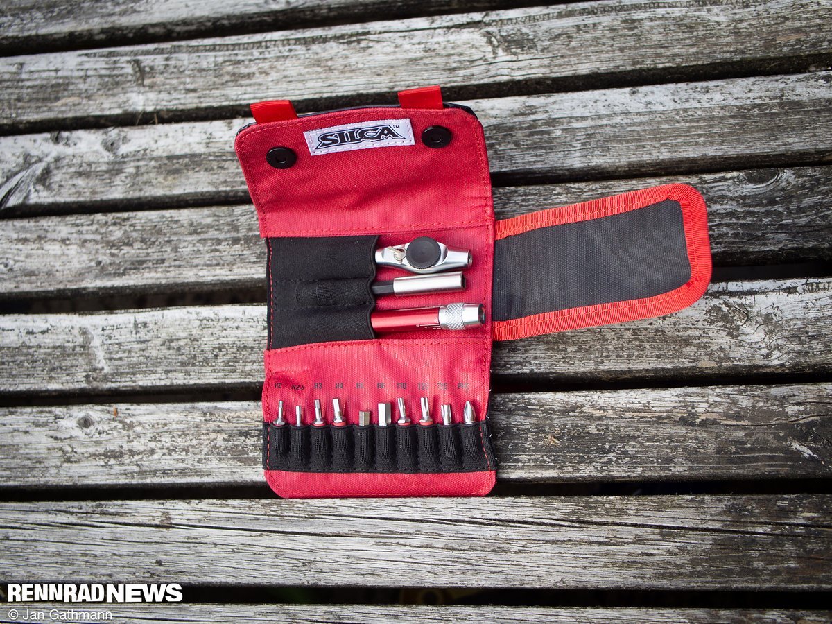 Das ist in der Tasche: die Ratsche mit T-Griff, der Drehmoment-Schraubaufsatz, Bits für viele Arbeiten am Rad Das ist in der Tasche: die Ratsche mit T-Griff, der Drehmoment-Schraubaufsatz, Bits für viele Arbeiten am Rad