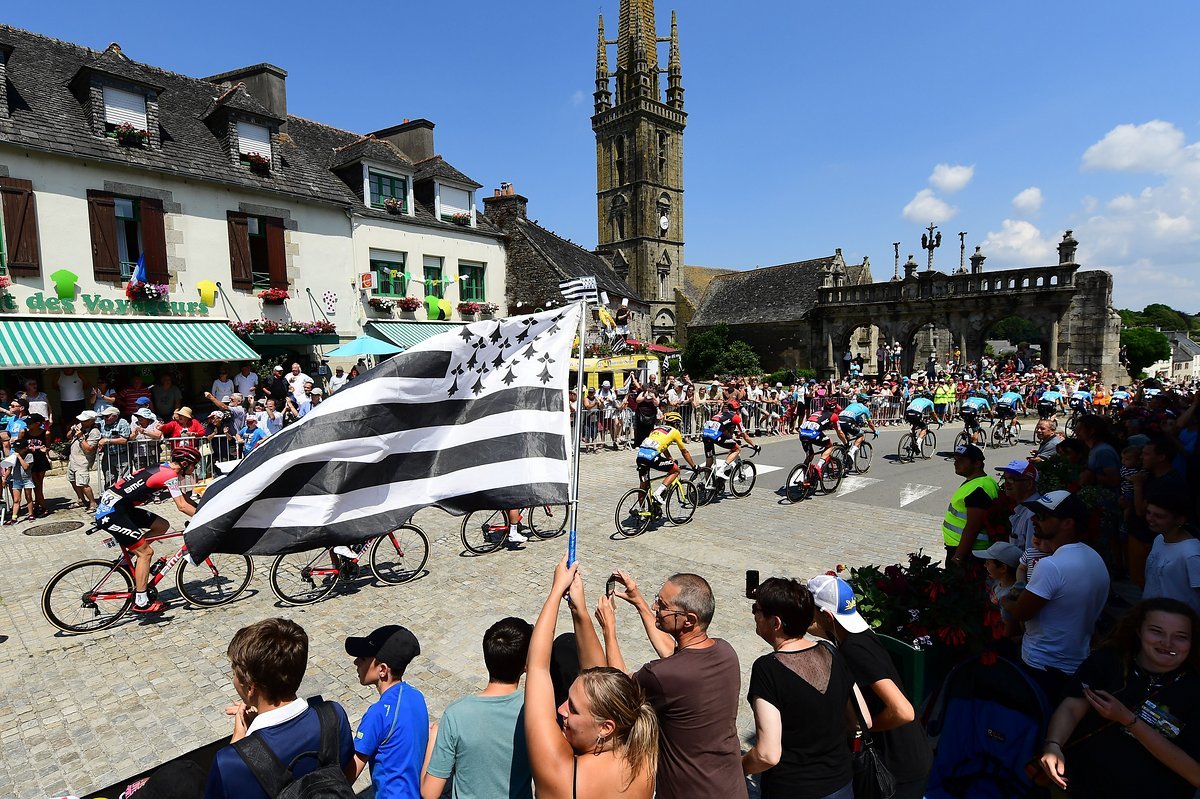 In der Bretagne verlor Tom Dumoulin wichtige Sekunden wegen eines Defektes In der Bretagne verlor Tom Dumoulin wichtige Sekunden wegen eines Defektes