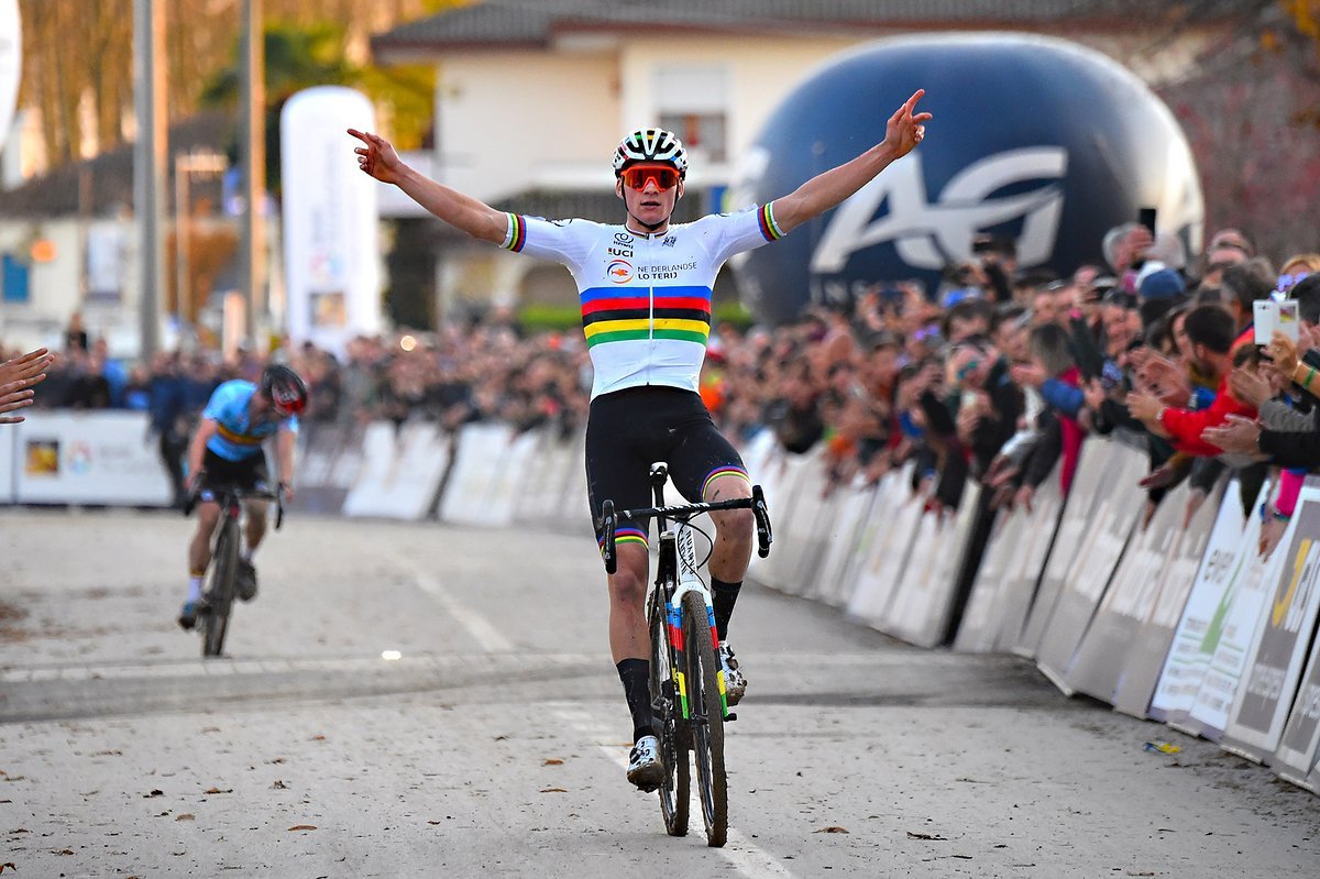 Mathieu van der Poel konnte sich knapp gegen die wechselnd attackierenden Belgier behaupten Mathieu van der Poel konnte sich knapp gegen die wechselnd attackierenden Belgier behaupten