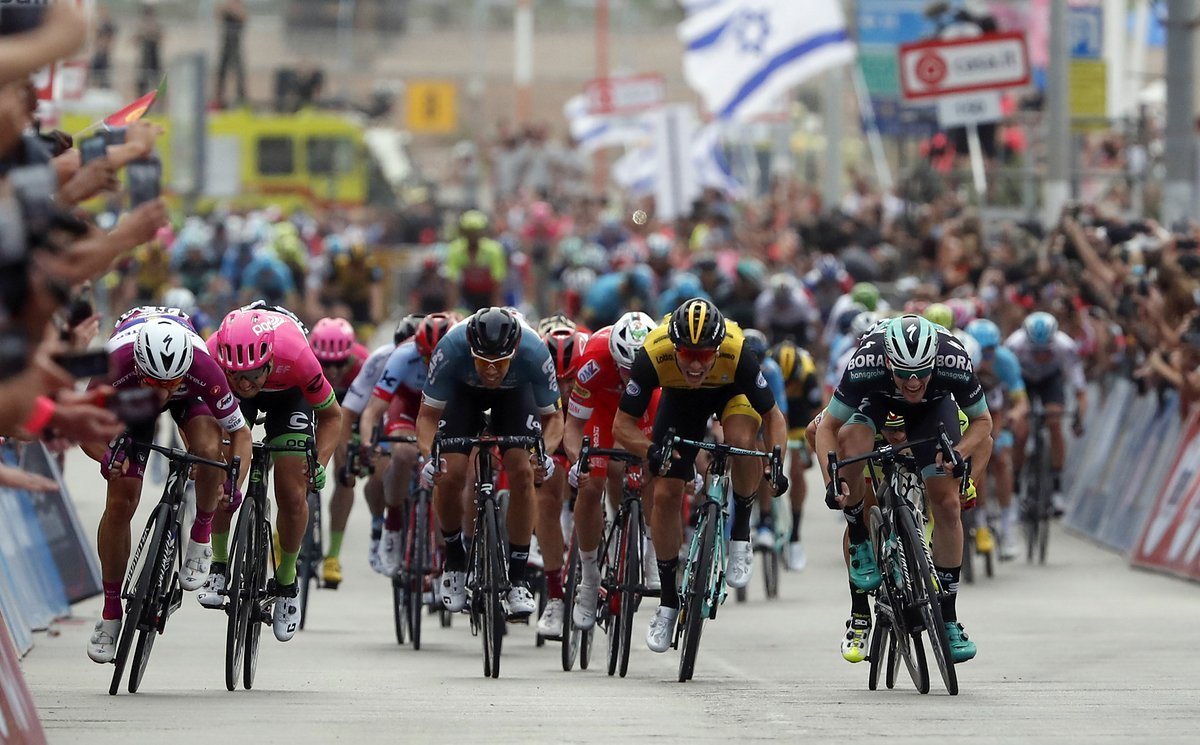 Viviani, links, setzt zum Sprint gegen Bennett von Bora-Hansgrohe, rechts, an Viviani, links, setzt zum Sprint gegen Bennett von Bora-Hansgrohe, rechts, an