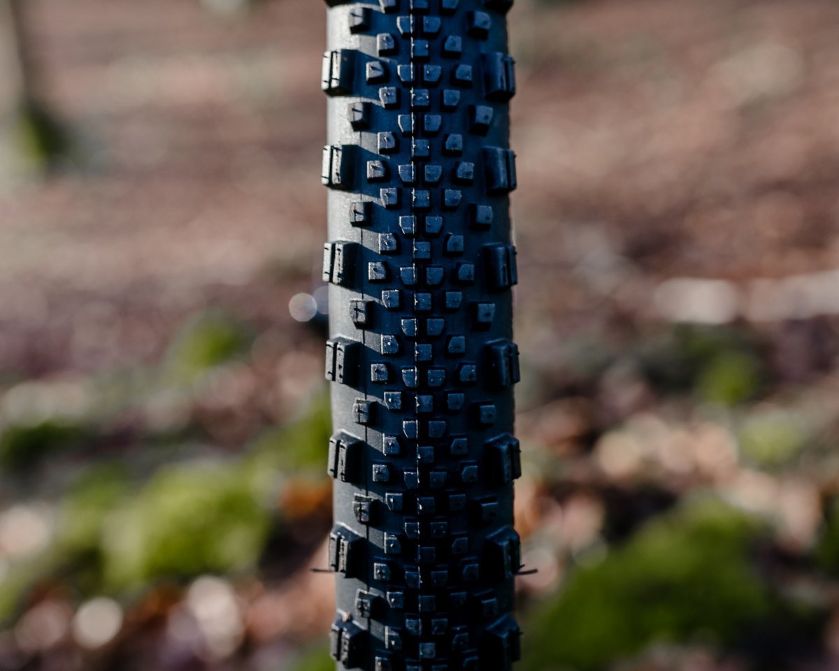 MTB-Gene und Lauffläche: Große Seitenstollen mit viel Raum für Grip und viele kleinere Stollen für die Straße MTB-Gene und Lauffläche: Große Seitenstollen mit viel Raum für Grip und viele kleinere Stollen für die Straße