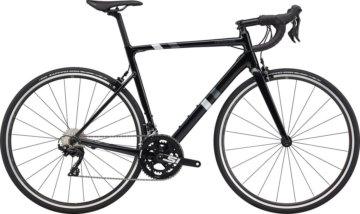 Das CAAD13 105 mit Felgenbremse ist das Einstiegsmodell für 1.799 € vorerst nur in einer Farbvariante Das CAAD13 105 mit Felgenbremse ist das Einstiegsmodell für 1.799 € vorerst nur in einer Farbvariante